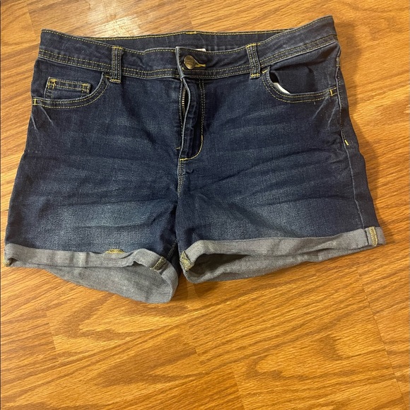 Mid Rise Cuffed Shorts - Picture 2 of 3